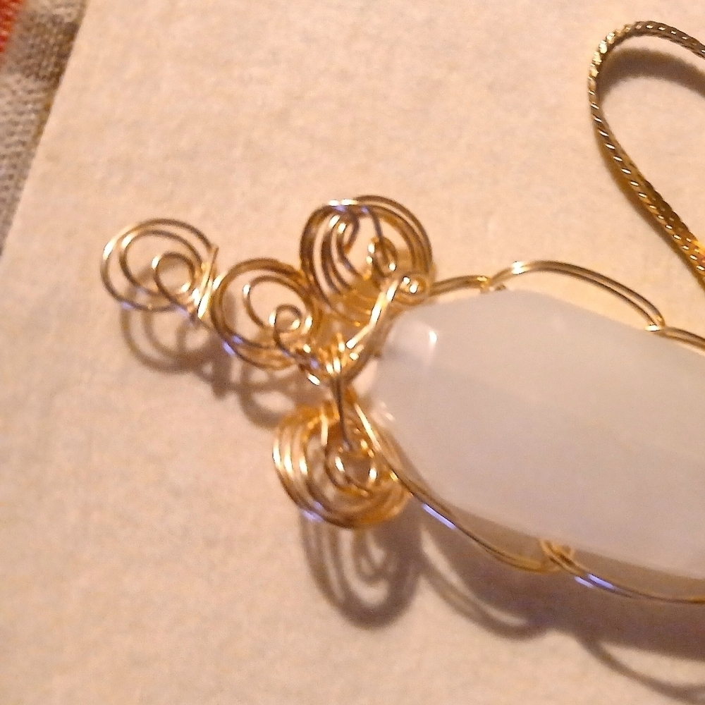 Chrystal Gold Wire Wrapped Necklace - Picture 2 of 3